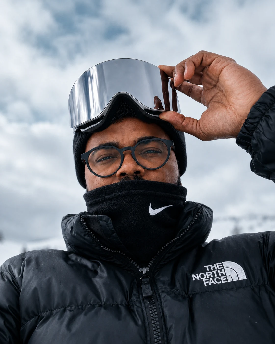 Caio Thomaz usando óculos de neve