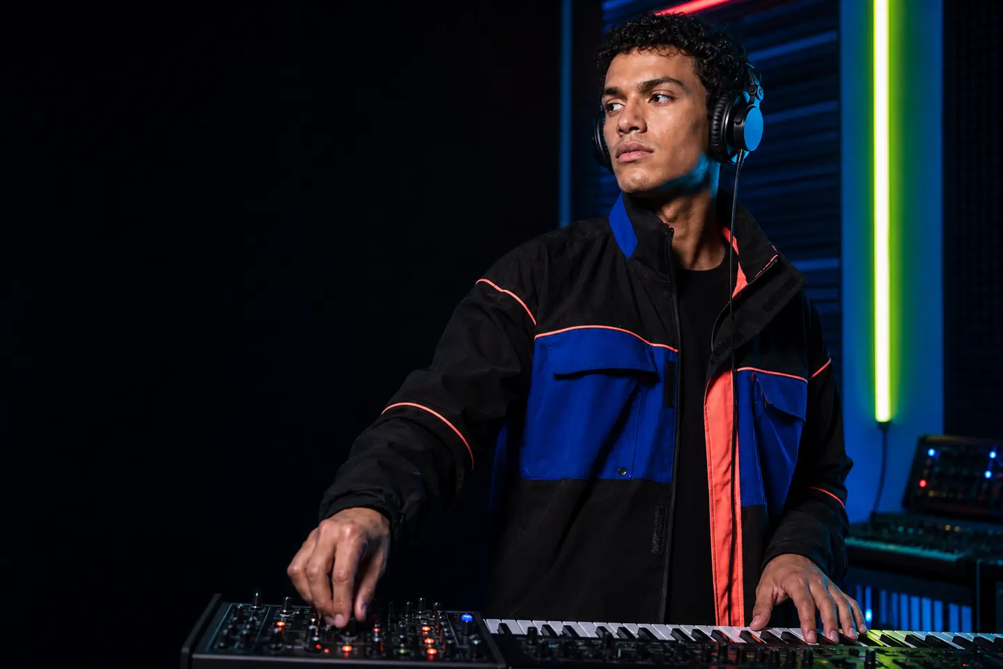 Léo Viana produzindo seu novo lançamento em um estúdio musical